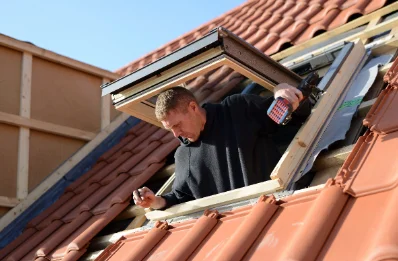 Pose de fenêtres de toit Velux à Rennes-en-Grenouilles